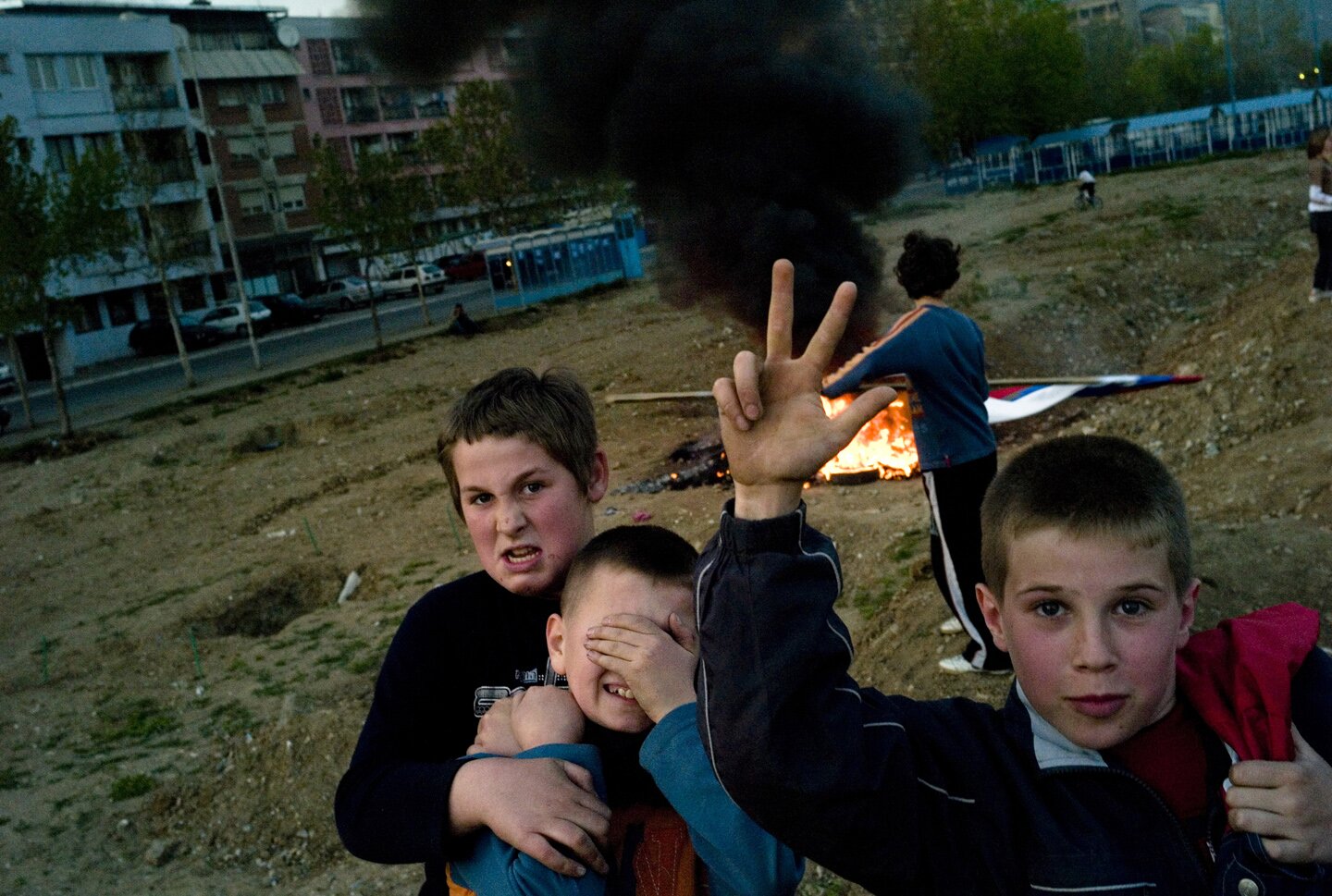 30/04/2008 - North Mitrovica, KOSOVO - De jeunes serbes protestent contre l'independance du Kosovo. L'un deux fait le chiffre 